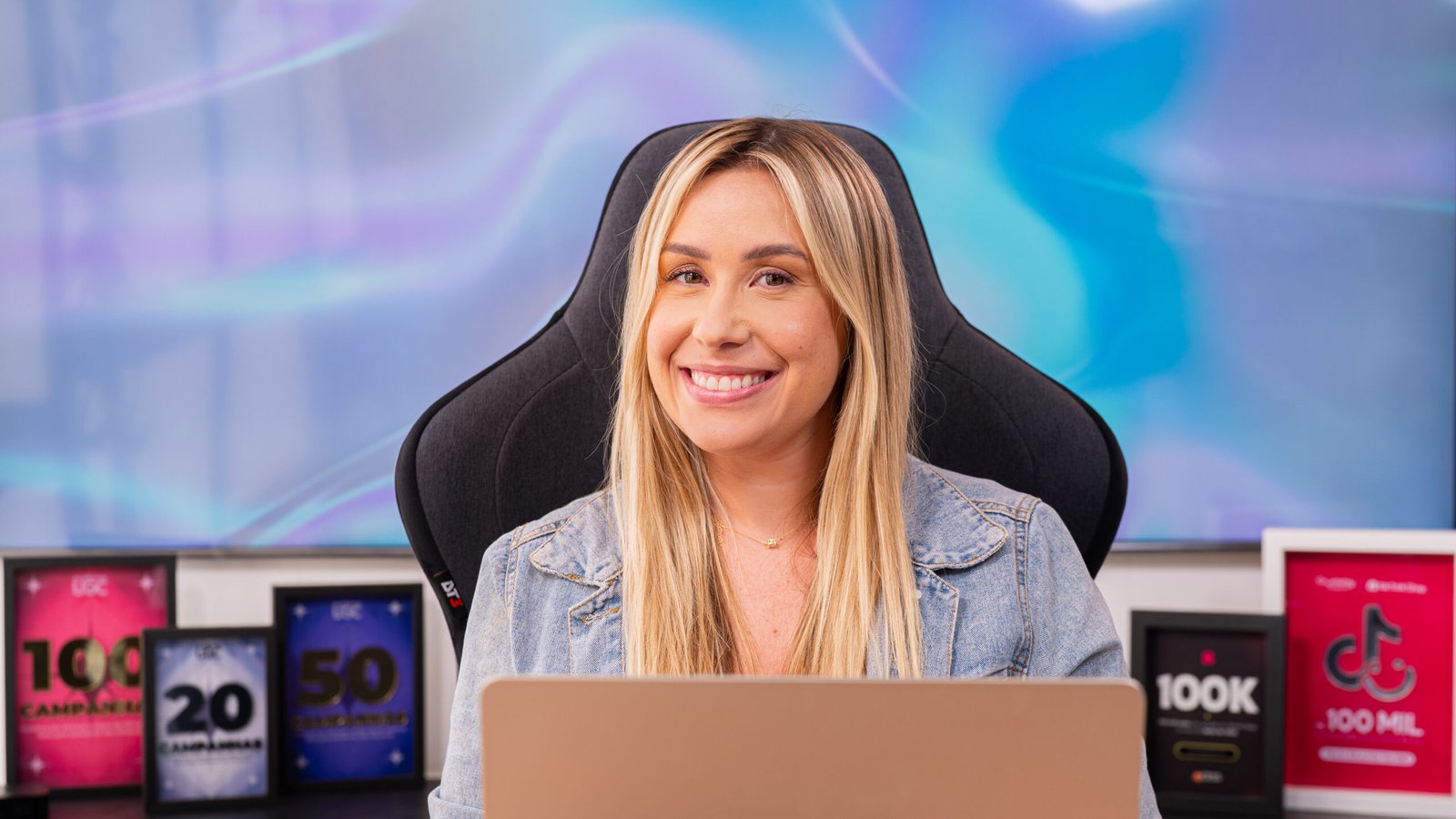 Duda Oliveira com placas de resultados do TikTok Shop ao fundo